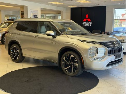 Used 2025 Mitsubishi Outlander 4WD Plug-In Hybrid image 3