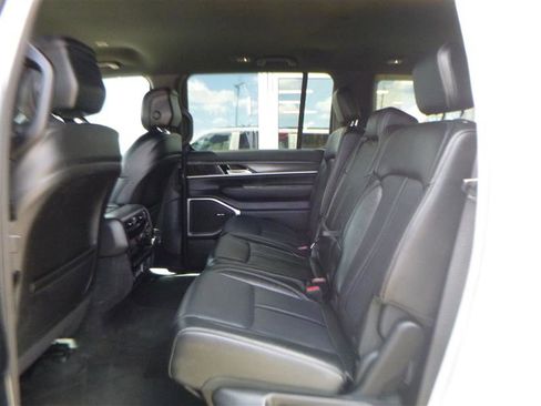Used 2024 Jeep Wagoneer L Series III w/ Flexible Seating Group AWD/4WD image 7