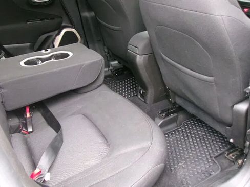Used 2017 Jeep Renegade Latitude AWD/4WD image 11