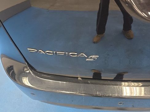 Used 2025 Chrysler Pacifica Limited FWD image 5