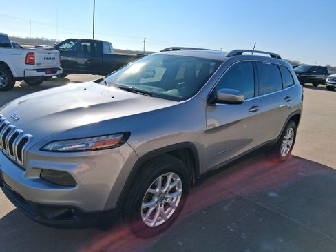 Used 2018 Jeep Cherokee Latitude Plus w/ Comfort/Convenience Group AWD/4WD image 2