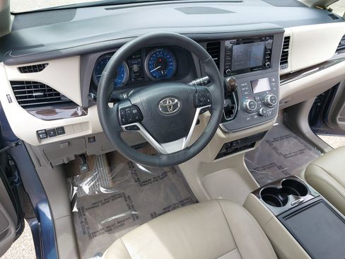 Used 2018 Toyota Sienna XLE Premium FWD image 18