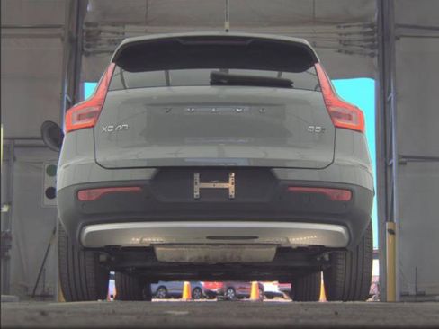 Used 2025 Volvo XC40 B5 Plus image 19