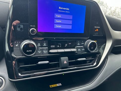 Used 2024 Toyota Highlander XLE image 12
