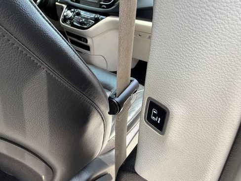 Used 2020 Chrysler Pacifica Touring-L FWD image 15