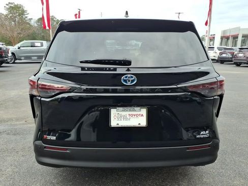 Used 2024 Toyota Sienna XLE image 2