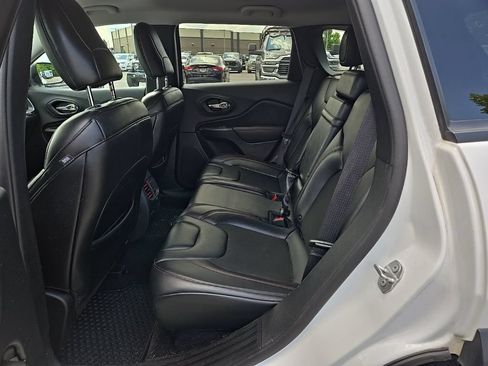 Used 2019 Jeep Cherokee Trailhawk w/ Cold Weather Group AWD/4WD image 14