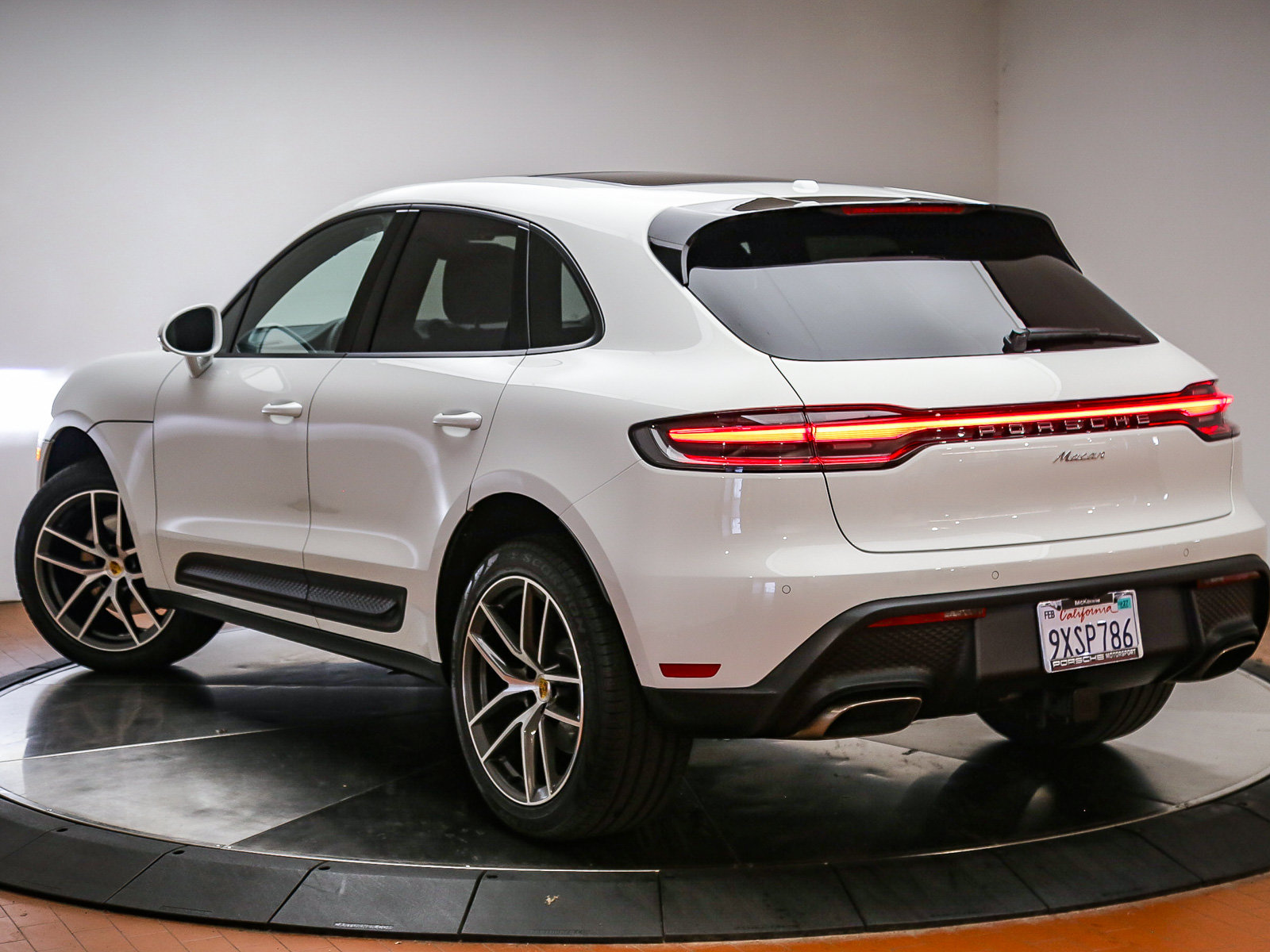 Certified 2026 Porsche Macan AWD/4WD image 6