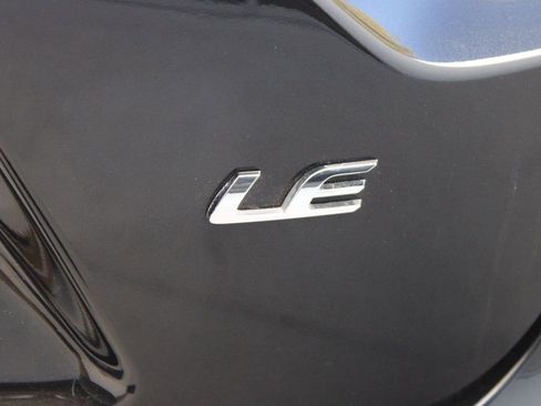 Used 2022 Toyota Corolla LE image 19