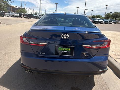 Used 2025 Toyota Camry SE FWD image 4