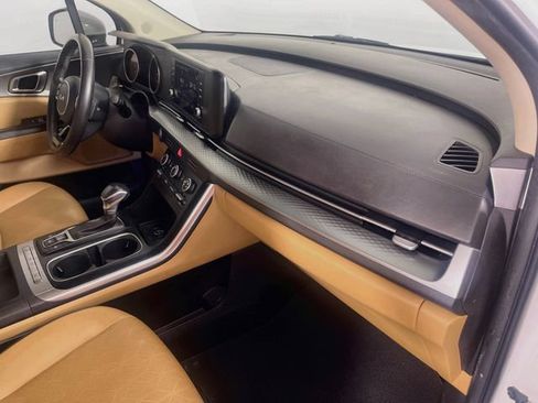 Used 2023 Kia Carnival LX FWD image 31