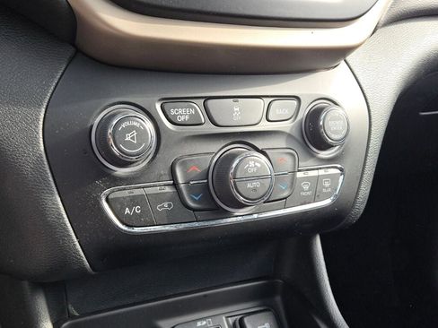 Used 2017 Jeep Cherokee Limited image 27