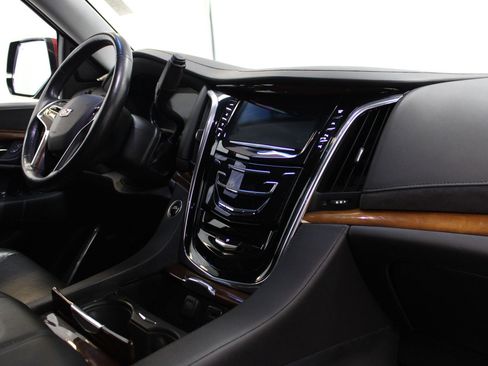 Used 2017 Cadillac Escalade ESV Luxury image 34