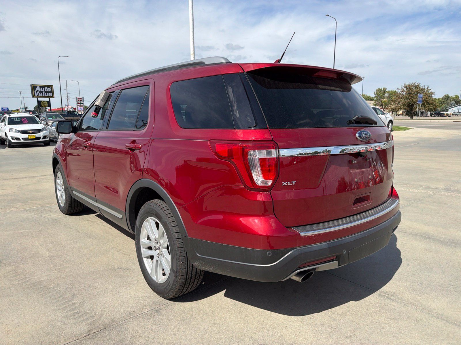 Used 2018 Ford Explorer XLT w/ Equipment Group 202A AWD/4WD image 6