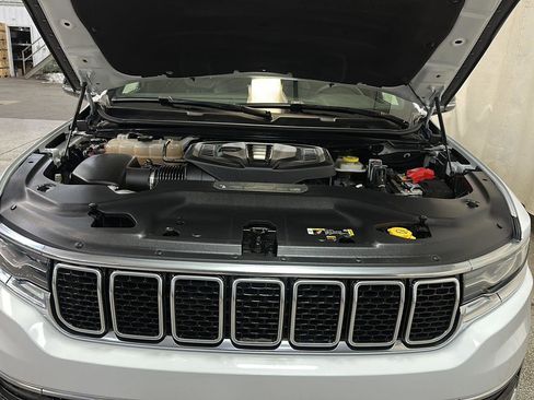 Used 2024 Jeep Wagoneer Series II w/ Flexible Seating Group image 12