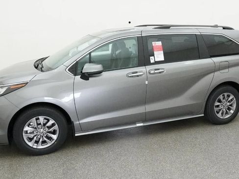 New 2026 Toyota Sienna XLE image 2