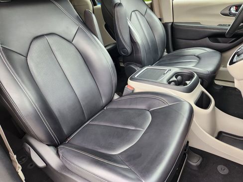 Used 2023 Chrysler Pacifica Touring-L FWD image 15