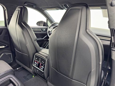 Used 2022 Porsche Cayenne Turbo S image 40