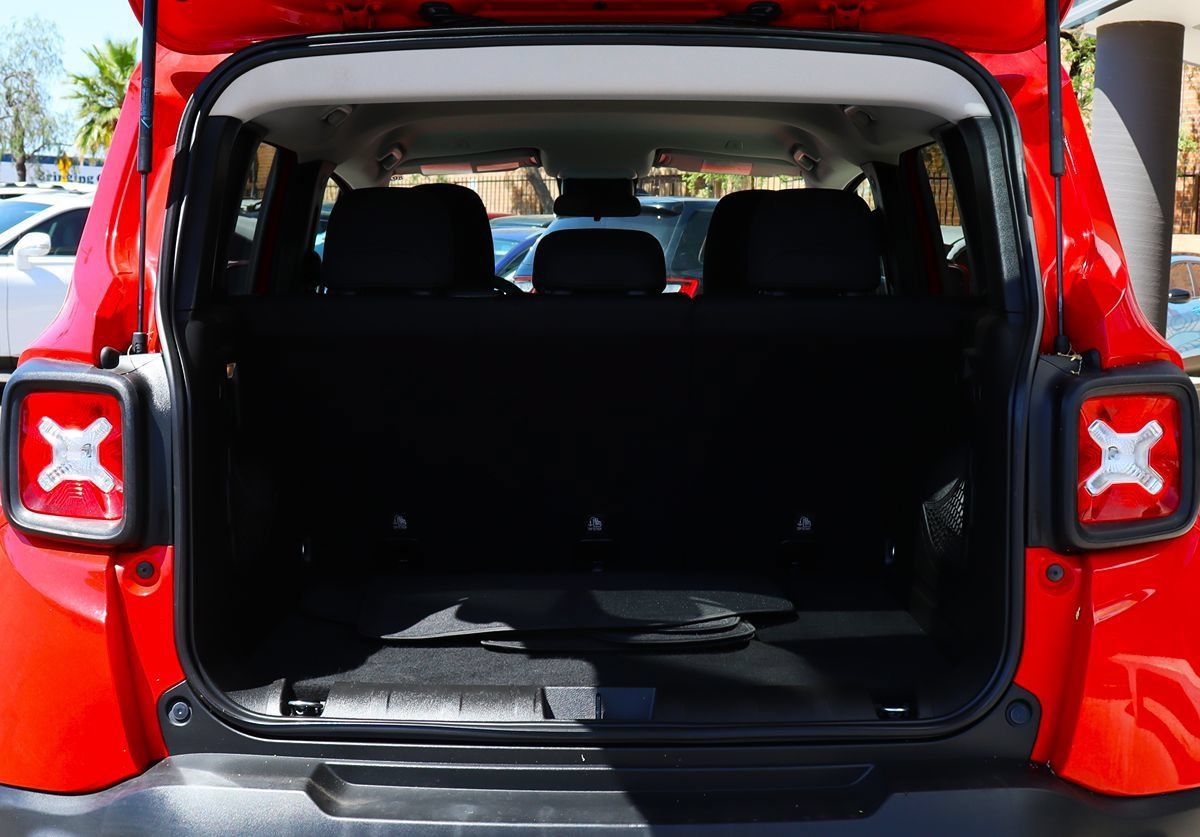 Used 2019 Jeep Renegade Latitude FWD image 23