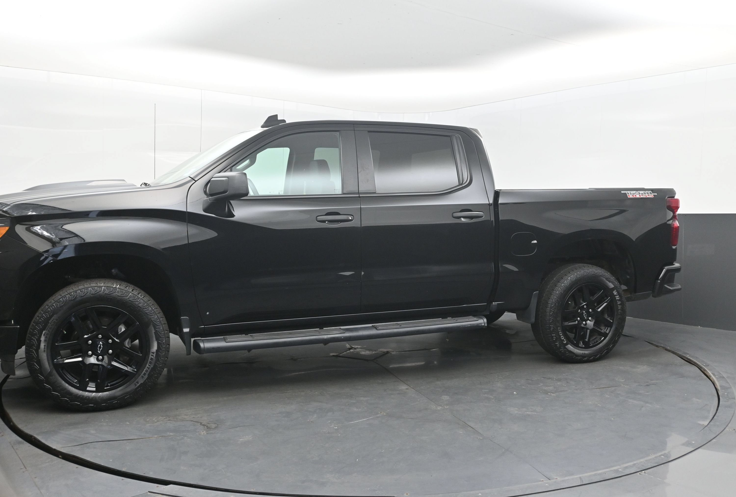Used 2023 Chevrolet Silverado 1500 Custom Trail Boss w/ LPO, Dark Essentials Package AWD/4WD image 5