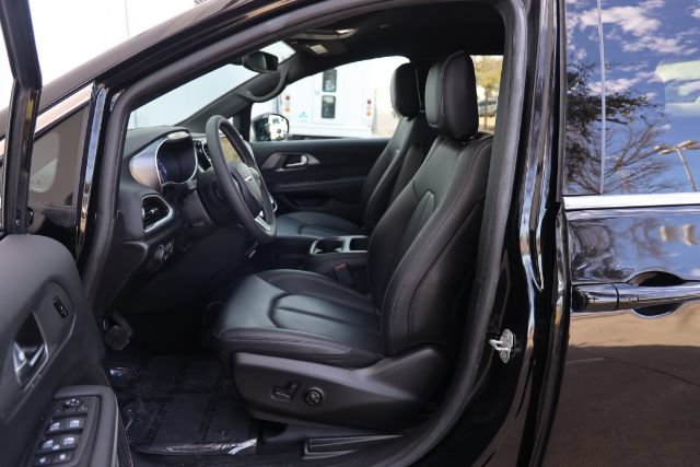 Used 2026 Chrysler Pacifica Select FWD image 14