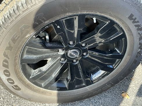 Used 2024 Nissan Titan SV image 11