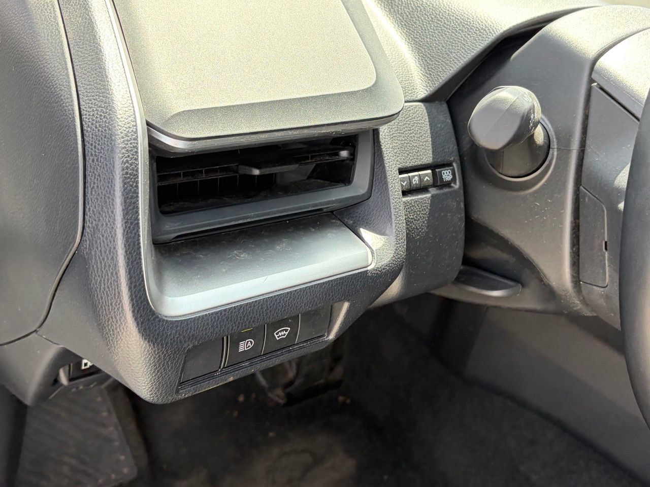 Used 2025 Toyota Prius LE FWD image 7