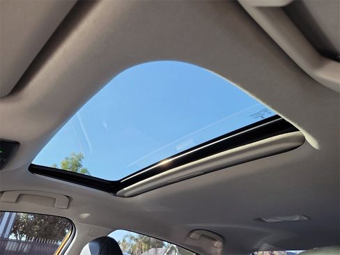 Used 2023 Nissan Sentra SR w/ SR Premium Package image 17