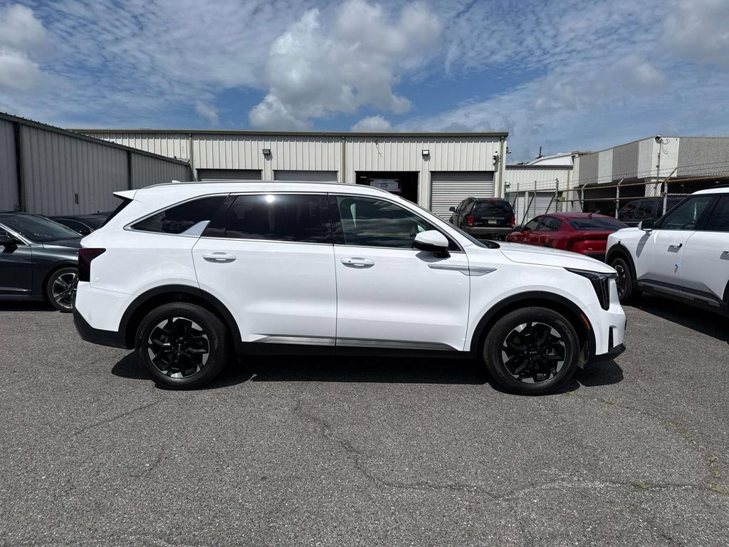 Certified 2025 Kia Sorento S FWD image 9