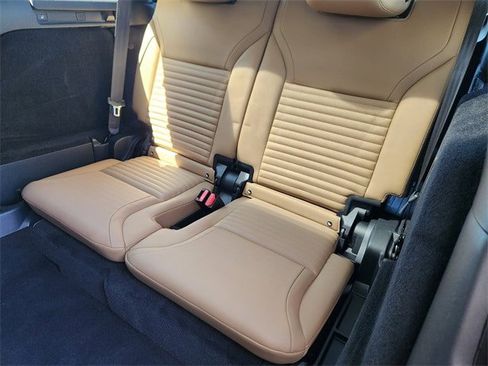 Used 2024 Land Rover Discovery Metropolitan Edition image 23