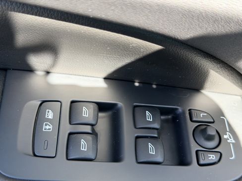 Certified 2022 Volvo S60 B5 Momentum w/ Premium Package image 16