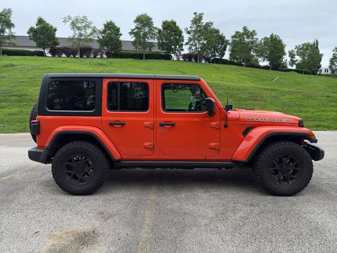Used 2018 Jeep Wrangler Unlimited Sahara w/ Dual Top Group AWD/4WD image 6