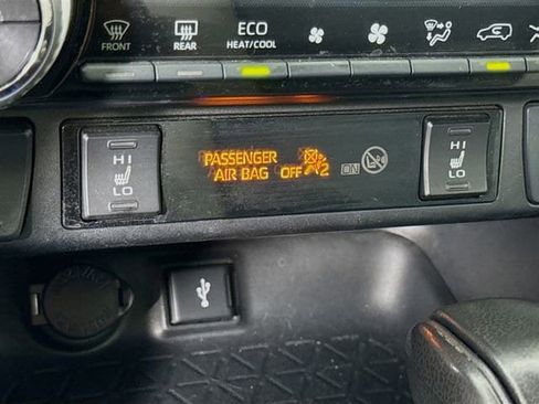 Used 2021 Toyota RAV4 XLE w/ Convenience Package AWD/4WD image 19