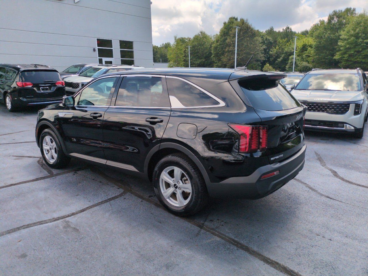 Certified 2023 Kia Sorento LX FWD image 5