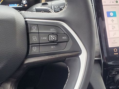 Used 2023 Jeep Grand Cherokee Limited image 24