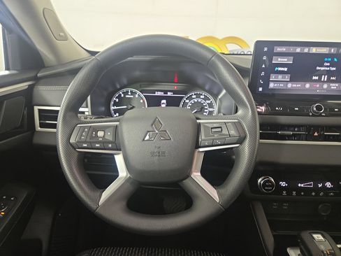 New 2026 Mitsubishi Outlander ES image 13