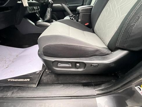 Used 2022 Toyota Tacoma TRD Sport AWD/4WD image 24