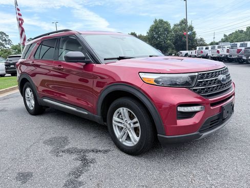 Used 2021 Ford Explorer XLT w/ Equipment Group 202A RWD image 2
