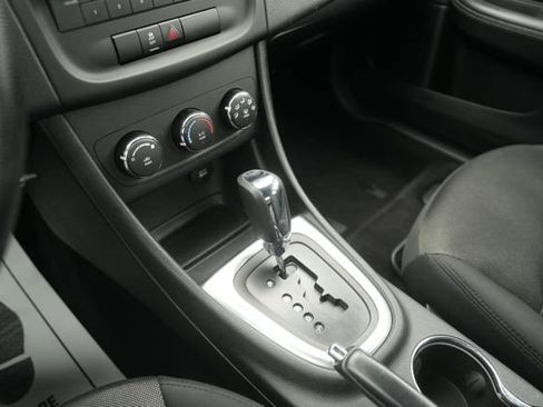 Used 2013 Dodge Avenger SE image 28