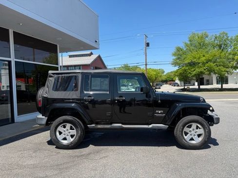 Used 2016 Jeep Wrangler Unlimited Sahara w/ Connectivity Group AWD/4WD image 29