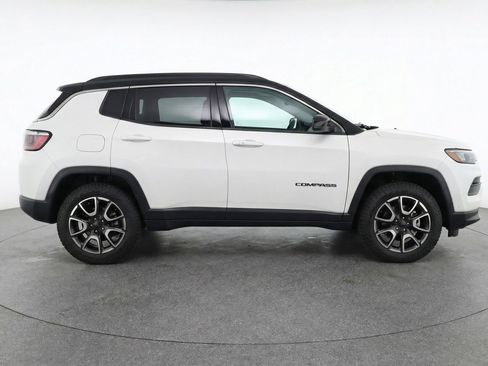 Used 2025 Jeep Compass Trailhawk AWD/4WD image 11