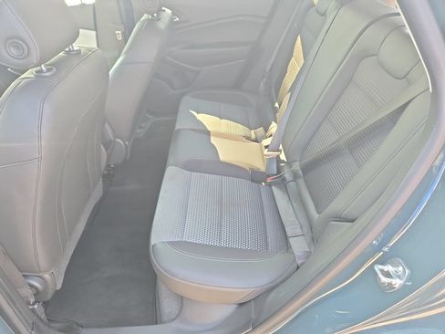 Used 2025 Chevrolet Trax LT w/ LT Convenience Package FWD image 32