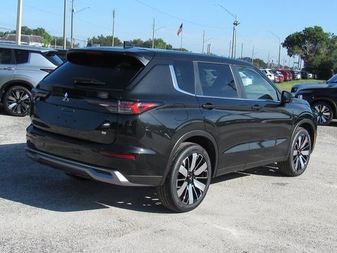 New 2025 Mitsubishi Outlander SE image 3