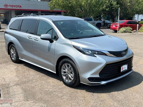 Certified 2025 Toyota Sienna LE AWD/4WD image 1