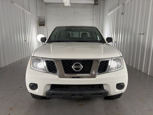 Used 2019 Nissan Frontier SV image 2