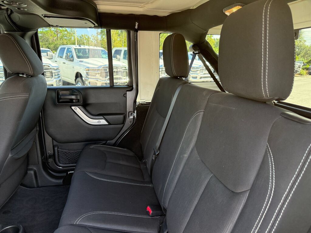 Used 2017 Jeep Wrangler Unlimited Sahara w/ Connectivity Group AWD/4WD image 11