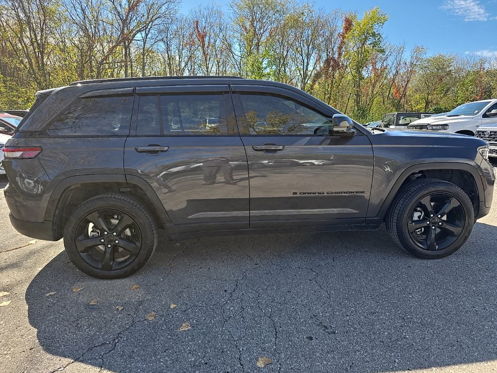 Used 2024 Jeep Grand Cherokee Limited w/ Black Appearance Package AWD/4WD image 9