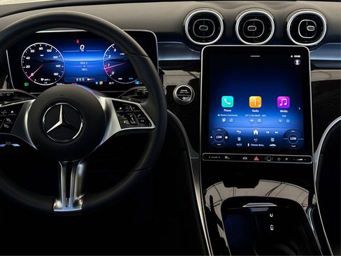 Used 2025 Mercedes-Benz GLC 300 4MATIC image 16