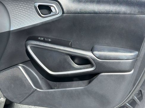 Used 2025 Kia Soul LX w/ LX Technology Package FWD image 22