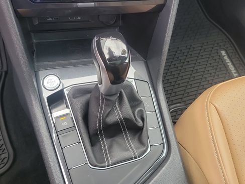 Used 2024 Volkswagen Tiguan SE w/ Panoramic Sunroof Package FWD image 25